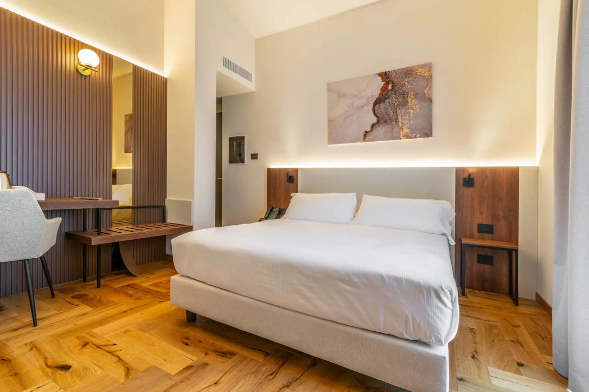 camera Deluxe con letto matrimoniale, scrivania, parete a listelli e pavimento in legno