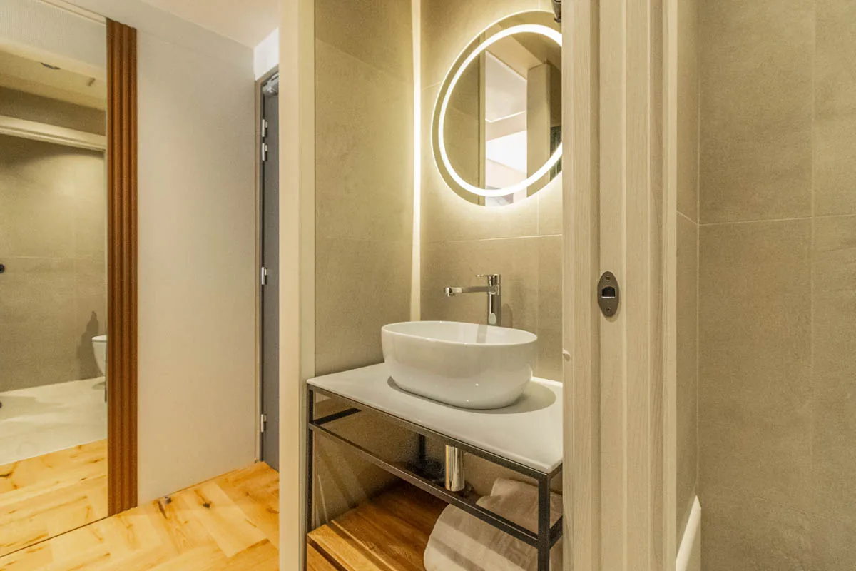 bagno della camera Standard con lavabo rotondo, specchio illuminato e doccia