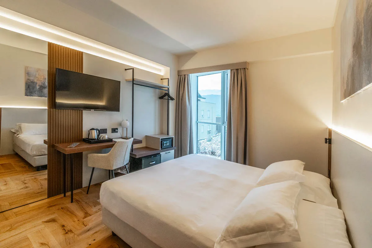 camera Superior con letto matrimoniale, scrivania, televisore e portafinestra